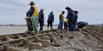 Đường sắt Bắc - Nam thông tuyến sau mưa lũ nặng