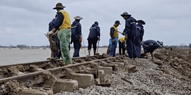 Đường sắt Bắc - Nam thông tuyến sau mưa lũ nặng