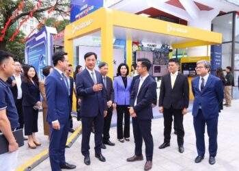 Ông Nguyễn Duy Ngọc – Bí thư Thành ủy Hà Nội trước gian hàng của G-Group tại Triển lãm “Mạng lưới đổi mới sáng tạo Hà Nội”.