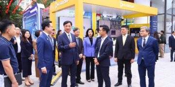 Ông Nguyễn Duy Ngọc – Bí thư Thành ủy Hà Nội trước gian hàng của G-Group tại Triển lãm “Mạng lưới đổi mới sáng tạo Hà Nội”.