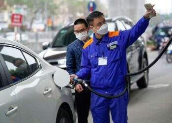 Gasoline price dips to near 7-month low