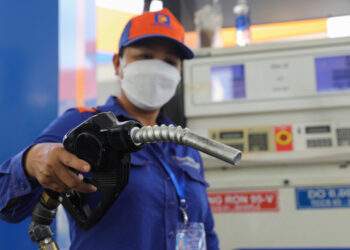 Gasoline prices decrease - VnExpress International