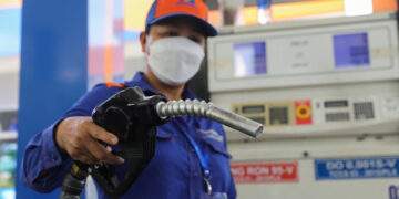 Gasoline prices decrease - VnExpress International