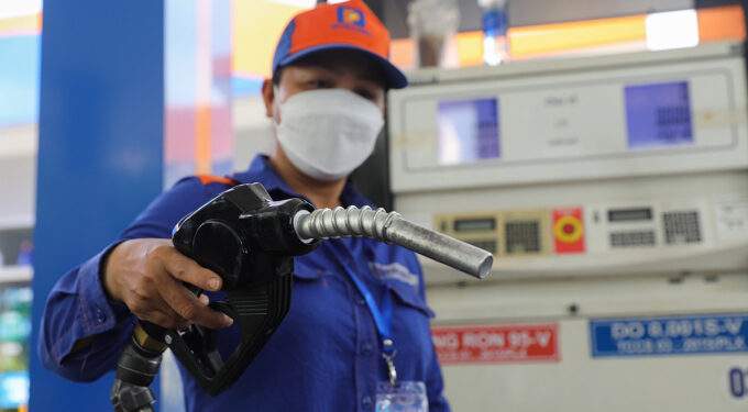 Gasoline prices decrease - VnExpress International