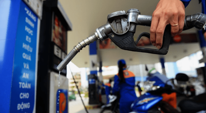 Gasoline prices plunge - VnExpress International