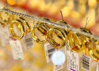 Giá vàng hôm nay (3/12) đảo chiều giảm mạnh sau chuỗi ngày tăng nóng, người mua đã bắt đầu chốt lời