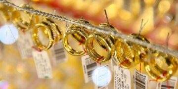 Giá vàng hôm nay (3/12) đảo chiều giảm mạnh sau chuỗi ngày tăng nóng, người mua đã bắt đầu chốt lời