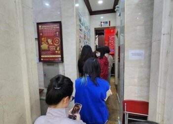 Giá vàng hôm nay mới nhất (21/12): Vàng nhẫn bất ngờ giảm, sự thật về người xếp hàng mua