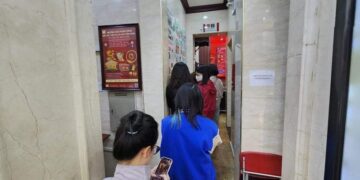 Giá vàng hôm nay mới nhất (21/12): Vàng nhẫn bất ngờ giảm, sự thật về người xếp hàng mua