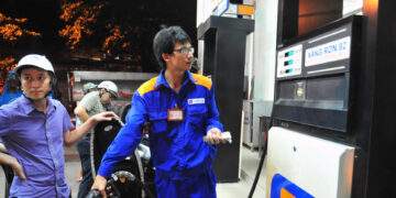 Giá xăng tiếp tục giảm, RON95 xuống dưới 19.000 đồng/lít