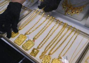 Gold climbs to over one-month high after Fed rate cut