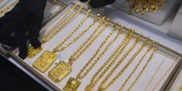 Gold climbs to over one-month high after Fed rate cut