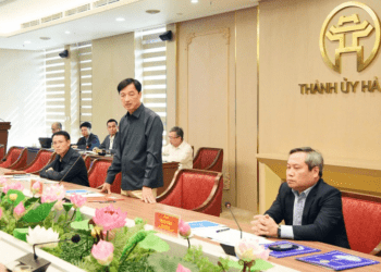 Ông Nguyễn Duy Ngọc, Ủy viên Bộ Chính trị, Bí thư Thành ủy Hà Nội, đề nghị các bên liên quan cần có cơ chế, giải pháp tháo gỡ khó khăn và vướng mắc của dự án Vành đai 2.5. (Ảnh: UBND TP. Hà Nội)