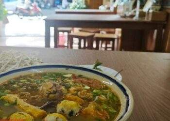 Hộ kinh doanh quán ăn đối mặt với thách thức tăng chi phí và thực hiện kê khai thuế