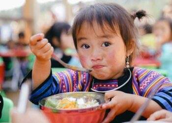 Hỗ trợ bữa ăn trưa cho học sinh tiểu học, THCS ở các xã biên giới