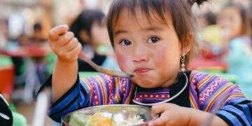 Hỗ trợ bữa ăn trưa cho học sinh tiểu học, THCS ở các xã biên giới