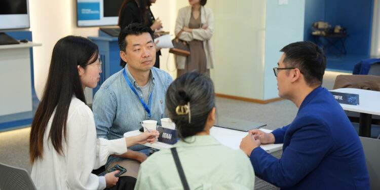 Các phiên kết nối giữa doanh nghiệp start-up và các tập đoàn lớn.