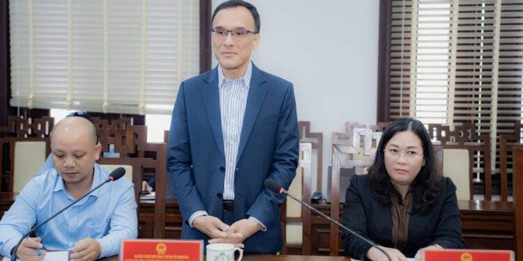 Đại diện Công ty Liên doanh TNHH Khu Công nghiệp Việt Nam – Singapore (VSIP) phát biểu tại buổi làm việc