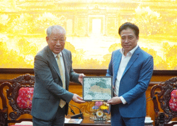 Chủ tịch UBND thành phố Huế Nguyễn Khắc Toàn tặng quà lưu niệm cho ông Nghiêm Giới Hoà