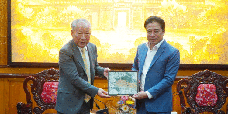 Chủ tịch UBND thành phố Huế Nguyễn Khắc Toàn tặng quà lưu niệm cho ông Nghiêm Giới Hoà