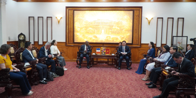 Lãnh đạo thành phố Huế tiếp và làm việc với đoàn công tác thành phố Cergy, Cộng hòa Pháp.