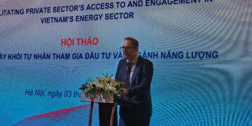 Ông John Robert Cotton, Phó Giám đốc ETP/UNOPS phát biểu tại hội thảo. Ảnh: Việt An.