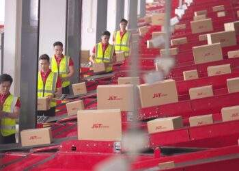 Những lao động được doanh nghiệp tăng cường tại các trung tâm khai thác và bưu cục.