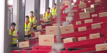 Những lao động được doanh nghiệp tăng cường tại các trung tâm khai thác và bưu cục.