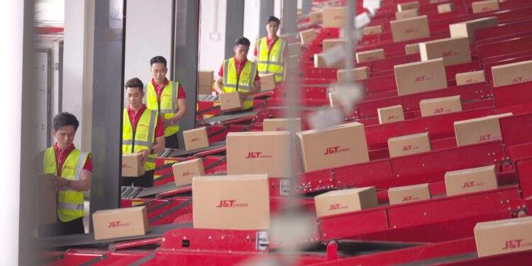 Những lao động được doanh nghiệp tăng cường tại các trung tâm khai thác và bưu cục.