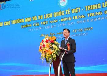 Ông Lê Văn Ánh, Phó Chủ tịch UBND tỉnh Quảng Ninh, phát biểu khai mạc hội chợ.