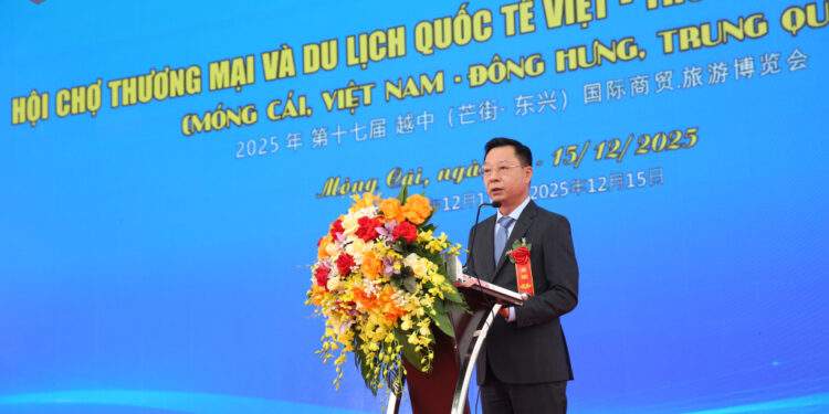 Ông Lê Văn Ánh, Phó Chủ tịch UBND tỉnh Quảng Ninh, phát biểu khai mạc hội chợ.