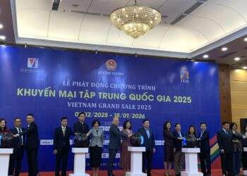 Các đại biểu bấm nút kích hoạt Vietnam Grand Sale 2025.