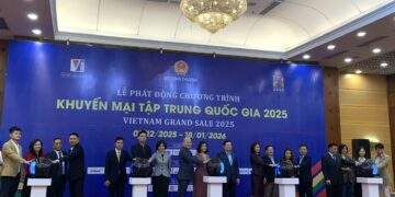 Các đại biểu bấm nút kích hoạt Vietnam Grand Sale 2025.