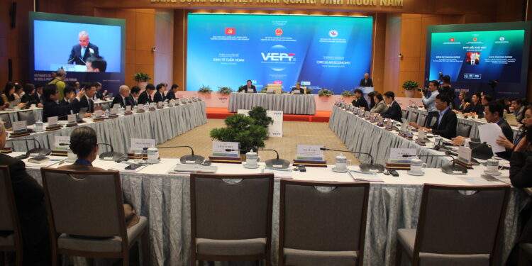 Quang cảnh phiên chuyên đề Kinh tế tuần hoàn.