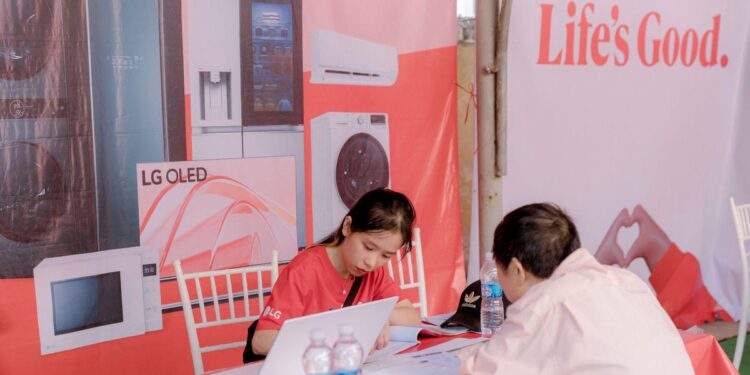 LG sửa chữa thiết bị hư hỏng sau mưa lũ tại miền Trung