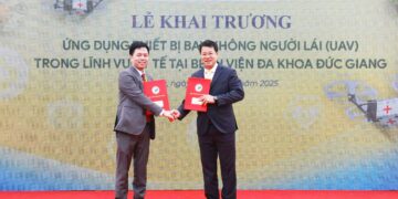 Lãnh đạo Bệnh viện Đa khoa Đức Giang và lãnh đạo Tổng công ty Bưu điện Việt Nam trao Thỏa thuận hợp tác.