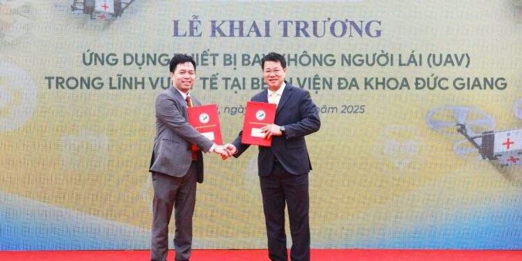 Lãnh đạo Bệnh viện Đa khoa Đức Giang và lãnh đạo Tổng công ty Bưu điện Việt Nam trao Thỏa thuận hợp tác.