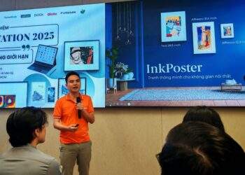 Máy đọc sách 'tiến hóa' sang học tập, treo tranh