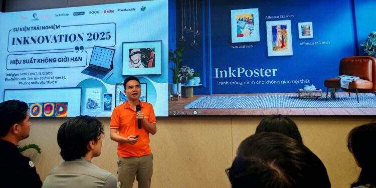 Máy đọc sách 'tiến hóa' sang học tập, treo tranh