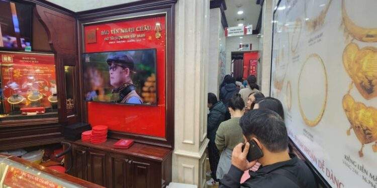 Mua bao nhiêu cũng có, khách ồ ạt kéo đến