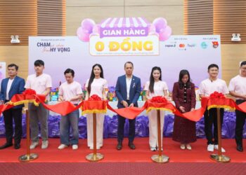 Các đại biểu cắt băng khai trương Gian hàng 0 đồng.