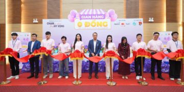 Các đại biểu cắt băng khai trương Gian hàng 0 đồng.