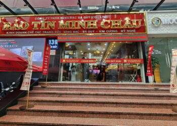 Người Hà Nội xếp hàng từ sáng, cơn sốt trú ẩn quay trở lại