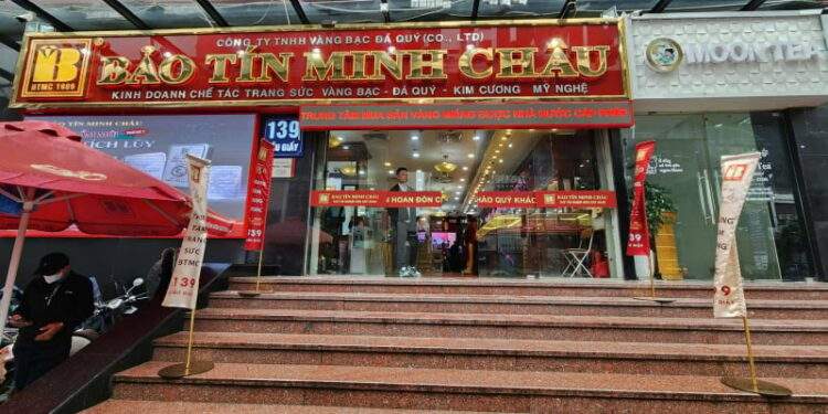 Người Hà Nội xếp hàng từ sáng, cơn sốt trú ẩn quay trở lại