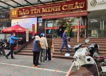 Người Hà Nội xếp hàng từ tờ mờ sáng, cơn khát trú ẩn chưa hề nguội