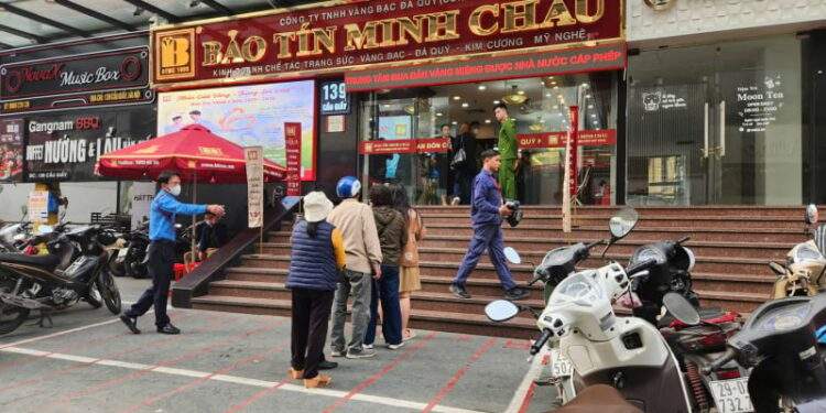 Người Hà Nội xếp hàng từ tờ mờ sáng, cơn khát trú ẩn chưa hề nguội