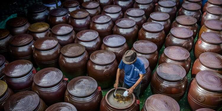 Người dân Ninh Bình tất bật làm nước mắm phục vụ thị trường Tết