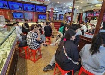 Người dân lại xếp hàng xuyên trưa, chợ đen hạ giá kịch sàn