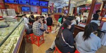 Người dân lại xếp hàng xuyên trưa, chợ đen hạ giá kịch sàn