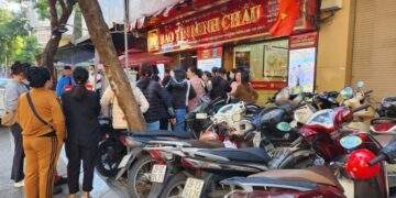 Người dân xếp hàng dài, phanh phui góc khuất sau điều tra